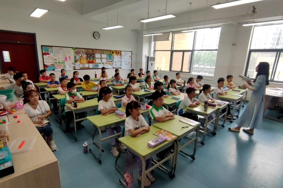 图3 跟岗教师观摩实验小学语文常规课.jpg